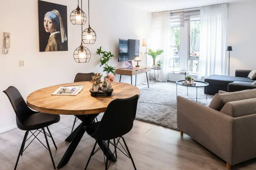 4 places pour dormir, emplacement idéal, grand balcon, meilleure rue de la ville - Image 1