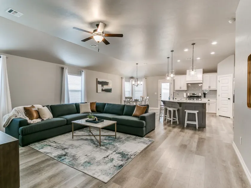 Cozy and Contemporary Home in Yukon! - Image 1