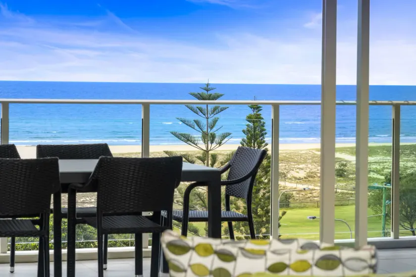 Kirra Beach 506 Pure Ocean Views - Image 1
