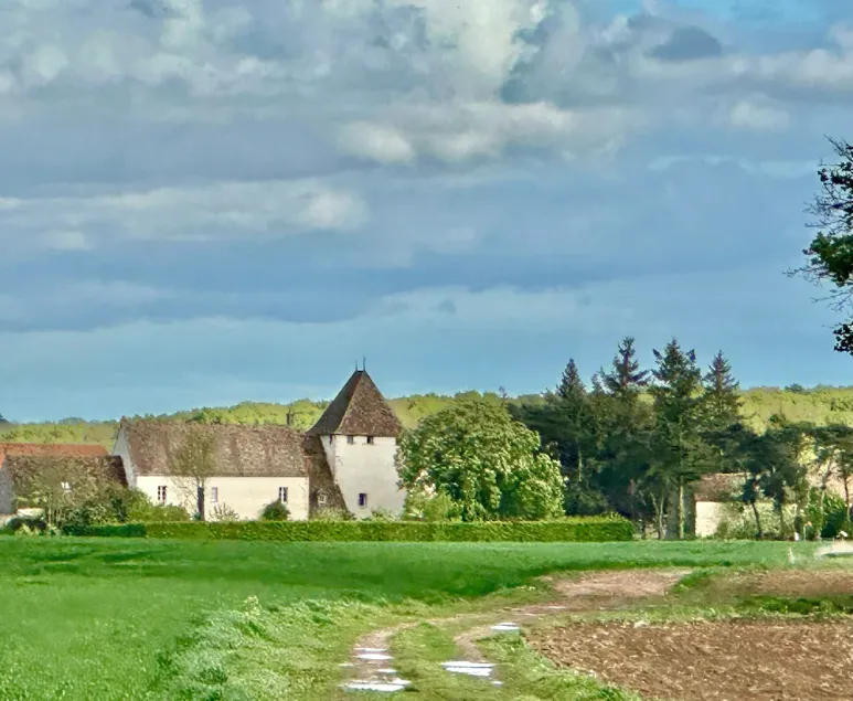 FORTIFIED MANOR med horisont for markerne så langt øjet kan se - Image 1