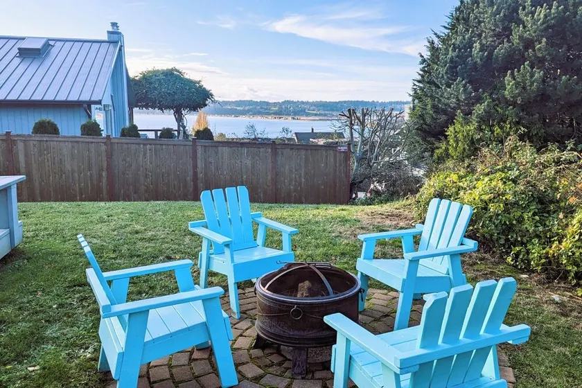 Close to the beach and shops; fast wifi - as about flexible check in and outs!  - Image 1