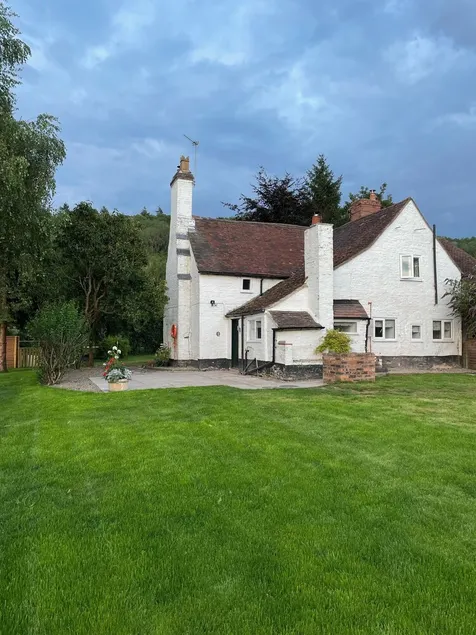 Semi-detached cottage set on the banks of the River Severn near to Ironbridge - Image 1