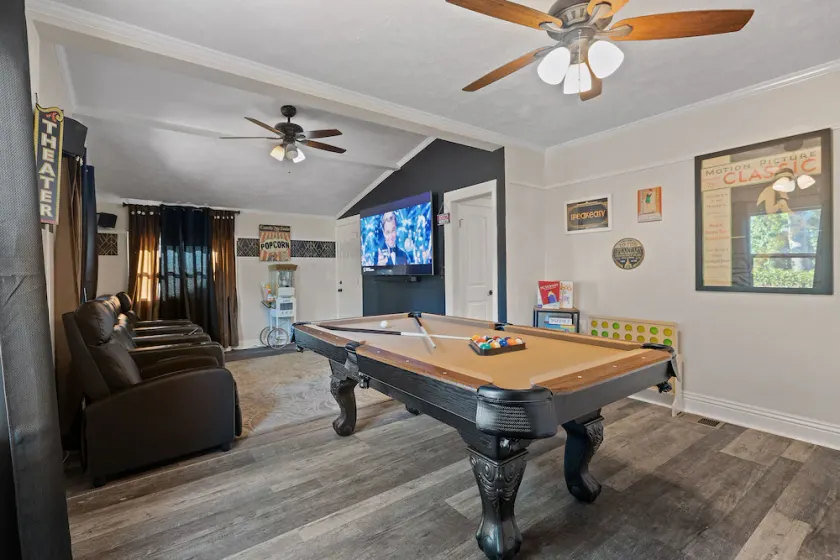Roaring 20s Vintage Craftsman Home Downtown, Hot Tub, Pool Table - Image 1