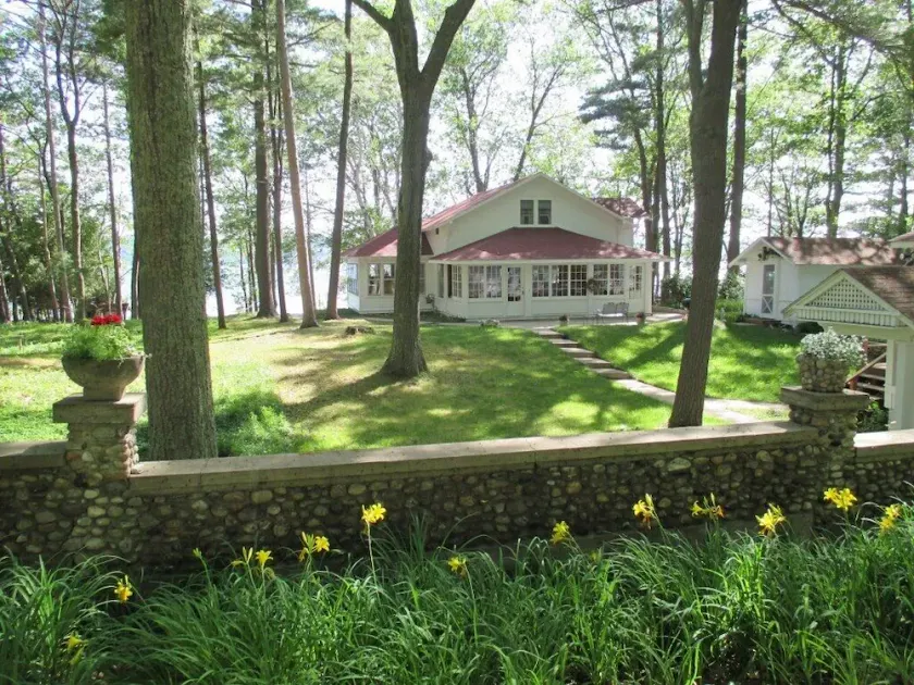 Historisk Platte Lake Home, 205 Ft Lakefront, 2 Miles fra Sleeping Bear Dune - Image 1