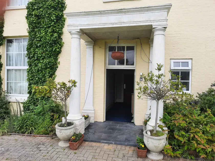 Winterton Hall Sleeps 2 w Parking - Pet Friendly - Image 1