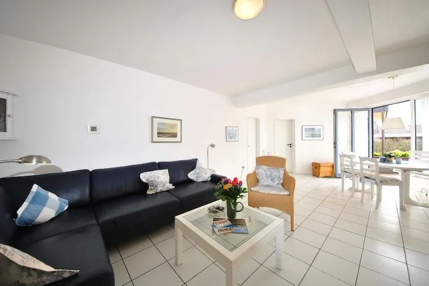 Familien-ferienwohnung mit Terrasse, Strandkorb & Gartenzugang - 70 m zum Strand - Image 1