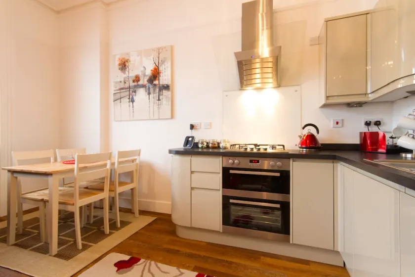 Chic and central 1st floor apartment close to beach and cafes - Image 1