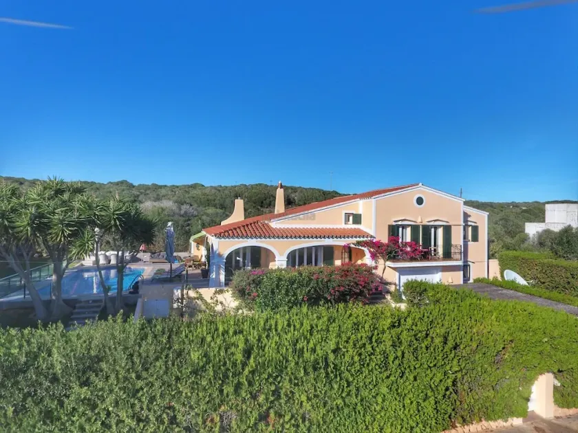 Intimate luxury villa 5 minutes' walk from the beach in a quiet location - Image 1