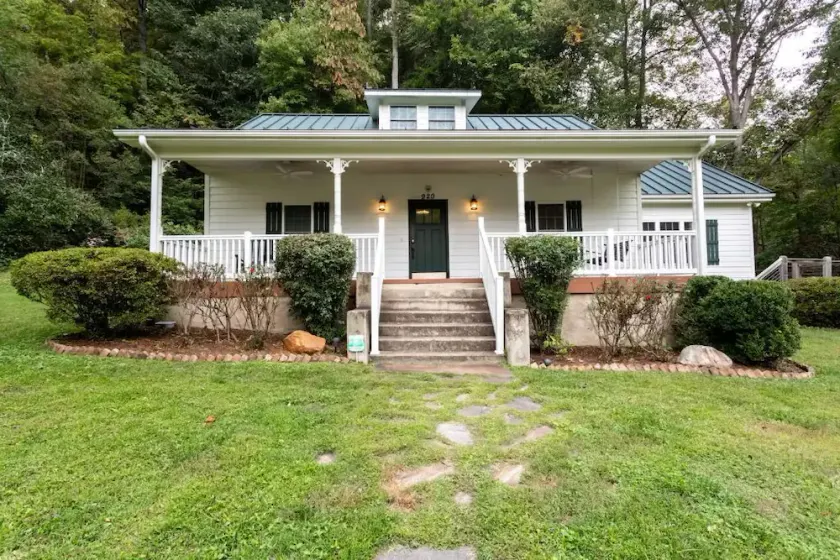 Hot Tub! Jarrett Creek Cottage bike/walk to breweries, ice cream, cafes, shops - Image 1