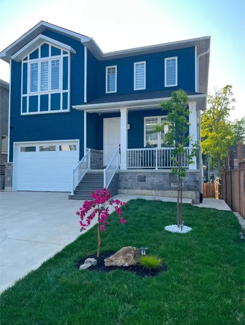Blue Pearl Tri-Level 5 Bedroom 2 Kitchen Beach Haven Home in Grand Bend Ontario - Image 1
