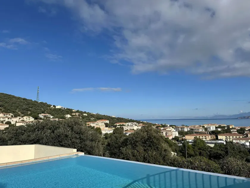 Appartement avec terrasse, 2 chambres, parking privé, à 2km de la plage - L'Île-Rousse - Image 1