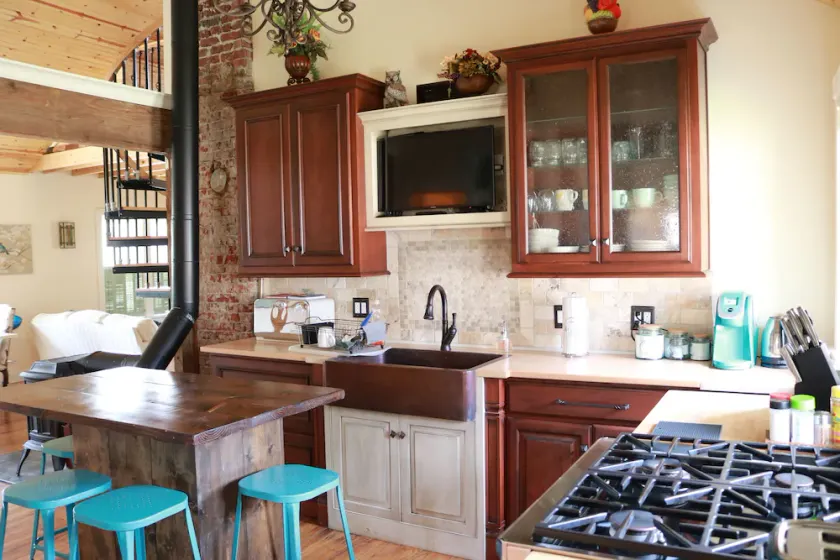 WORLD CUP matches just 5 min away!  75\" TV, KING BED, Lg 1 acre Yard, Sleeps 8 - Image 1