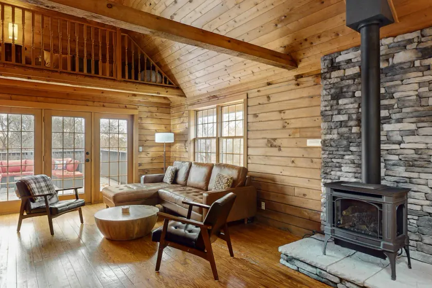 Beautiful cabin with near shoreline with firepit, lovely deck, fireplace & W/D - Image 1
