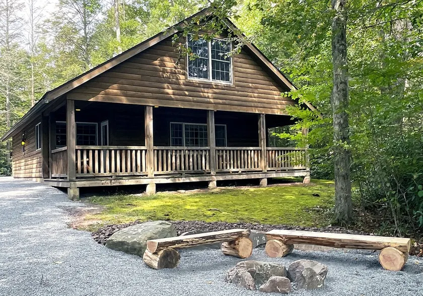 Luxurious Lake View Log Cabin with Firepit in the Poconos - Image 1