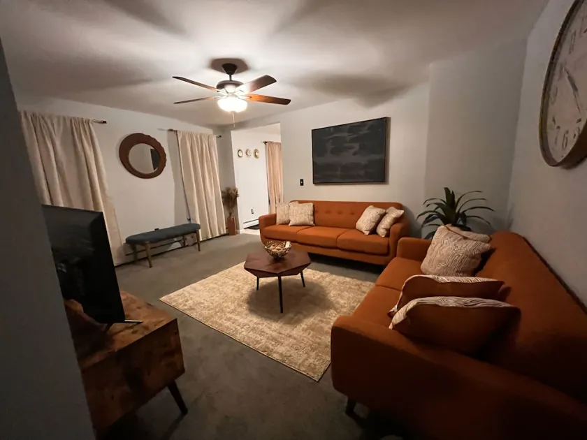 Beautiful cozy2 bedrooms located in a safe community just minutes from downtown. - Image 1