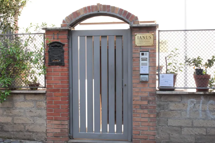 Ianus Guest House - Image 1