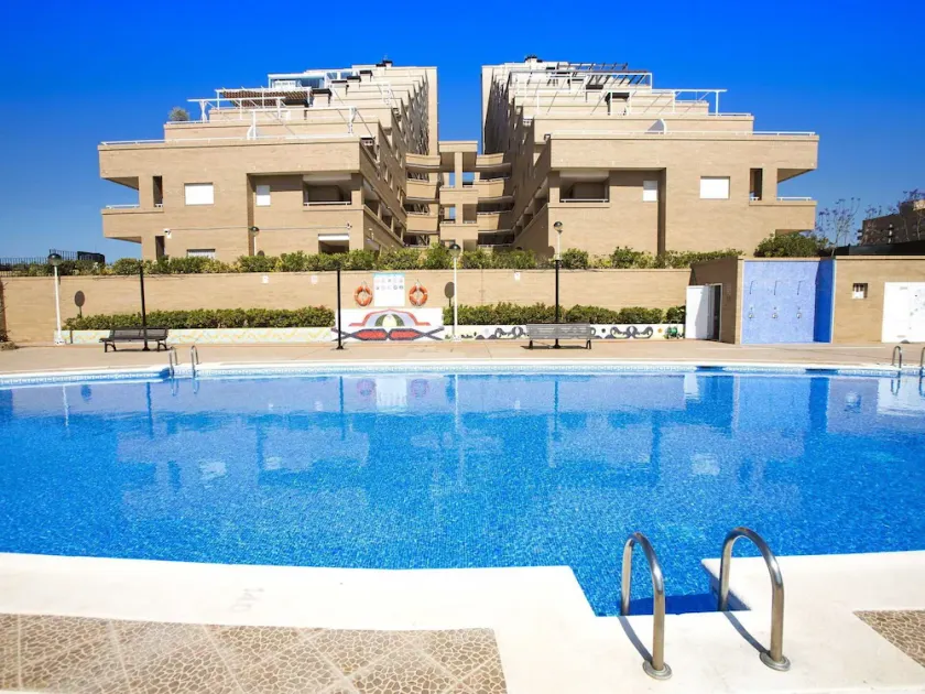 Dejlig lejlighed for 4 gæster med klimaanlæg, pool, TV, terrasse og kæledyr tilladt - Image 1