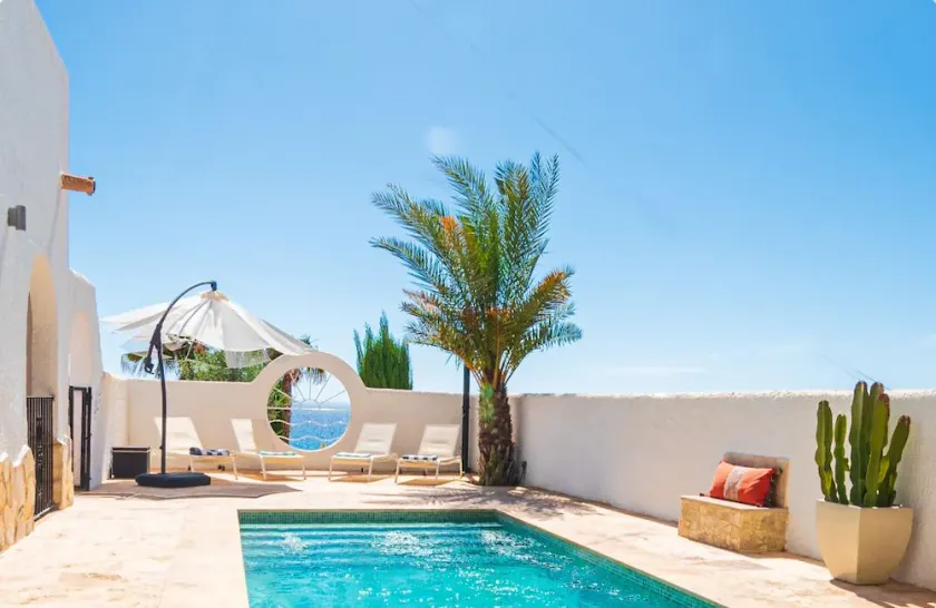 GERADE HINZUGEFÜGT! PRIVATE VILLA MIT HERRLICHEM MEERBLICK 150 m ZUM STRAND - Image 1