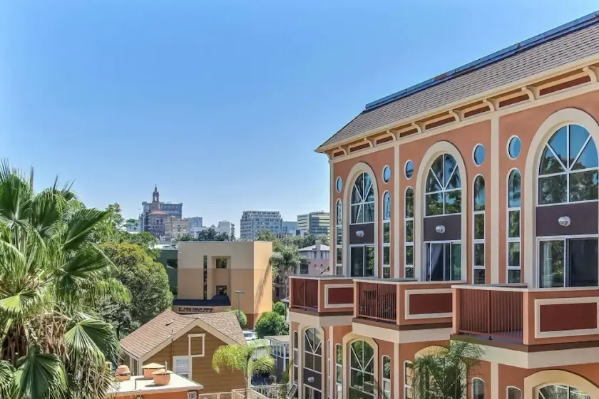 Modern 2-bedroom condo in the heart of Downtown San Jose. Walkable to dining, entertainment, and transit—perfect for business travelers, couples, or short-term stays. - Image 1