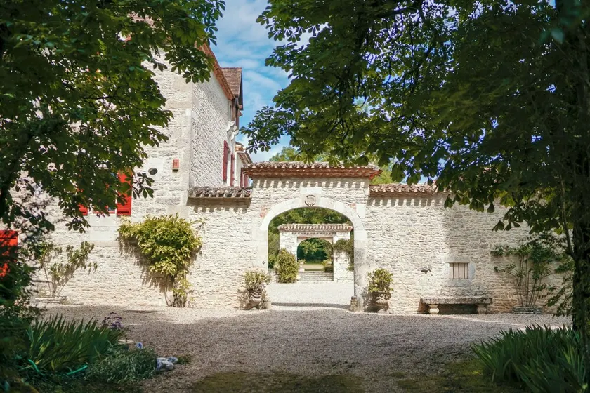 Chateau med opvarmet pool, Floodlit Tennisbane, Grand Piano, WIFI, i 18 acres. - Image 1