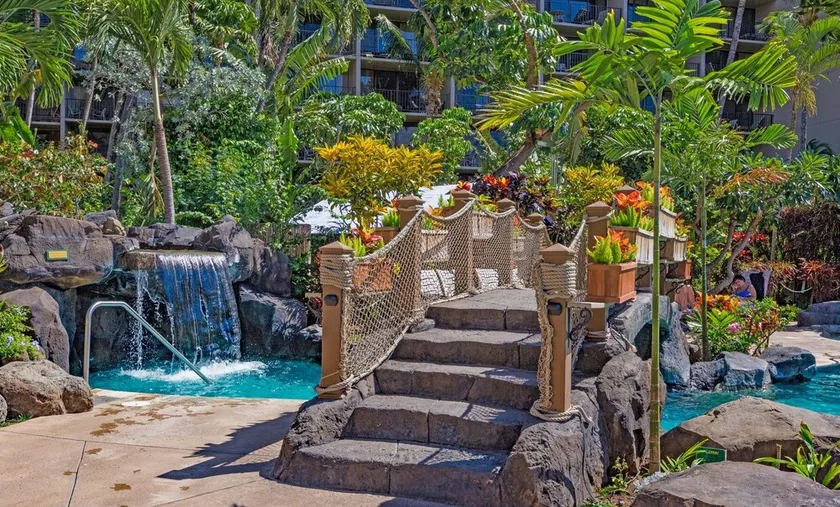 Large 1BR condo, partial ocean view, pool, beach access - Kaanapali Shores 414 - Image 1