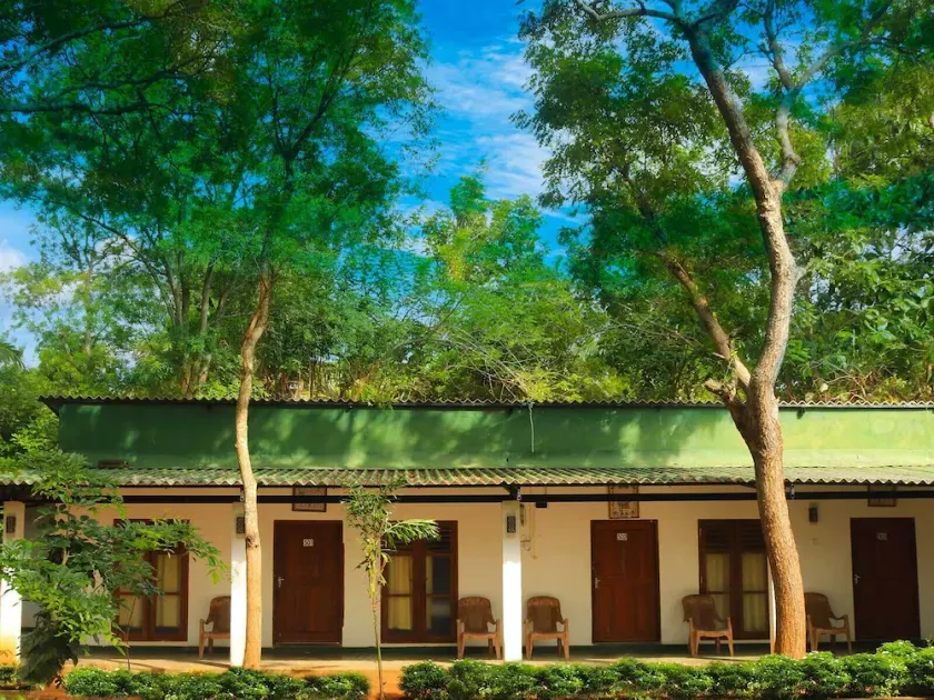 Leon Lakeside Hotel - Image 1