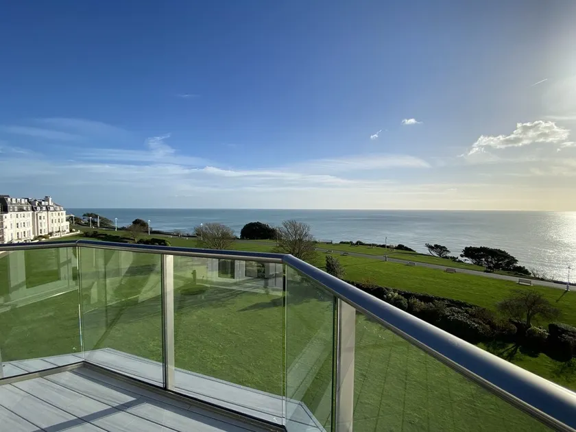Apartamento ático con balcón y vistas panorámicas al mar. - Image 1