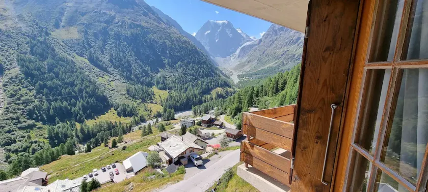 Facing the mountains - Image 1