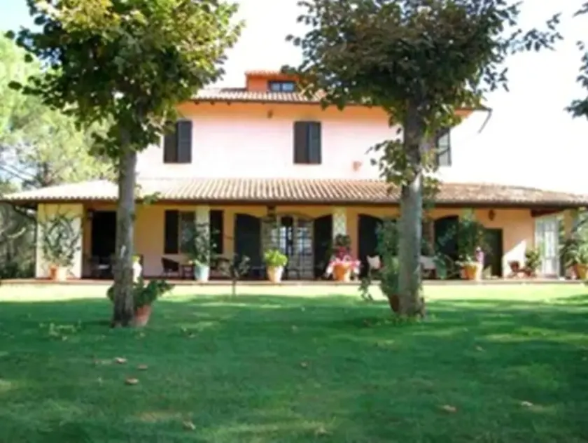Villa på bakkerne i bugten overfor øen Elba - Image 1