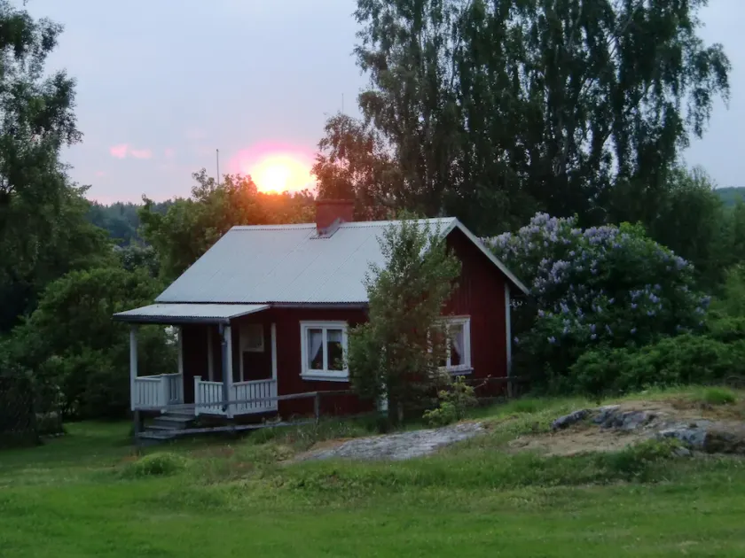 COTTAGE WITH WONDERFUL LOCATION AT LAKE VÄNERN - Image 1