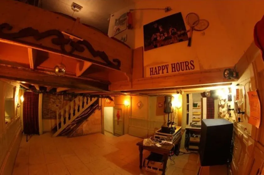 House at 800 meters of altitude with more than 15 beds and table places for 30 - Image 1