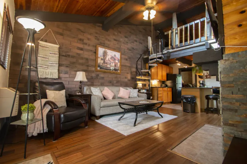 Great location! Perfect for traveling medical professional or corporate housing - Image 1