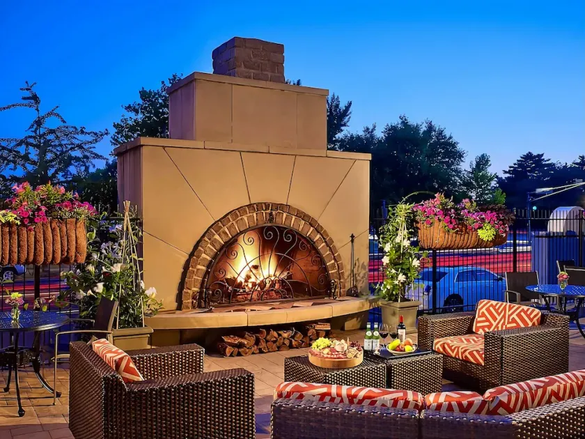 Close to Missouri History Museum! Pets Allowed! Parking, Pool, and Cinema! - Image 1