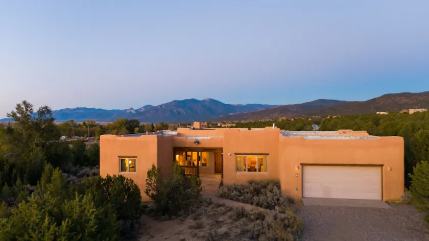 Adobe Villa with 360º Views and entrance to Carson National Forest. - Image 1
