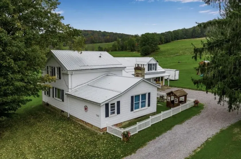 Charming Farmhouse, including barn filled with horses and livestock - Image 1