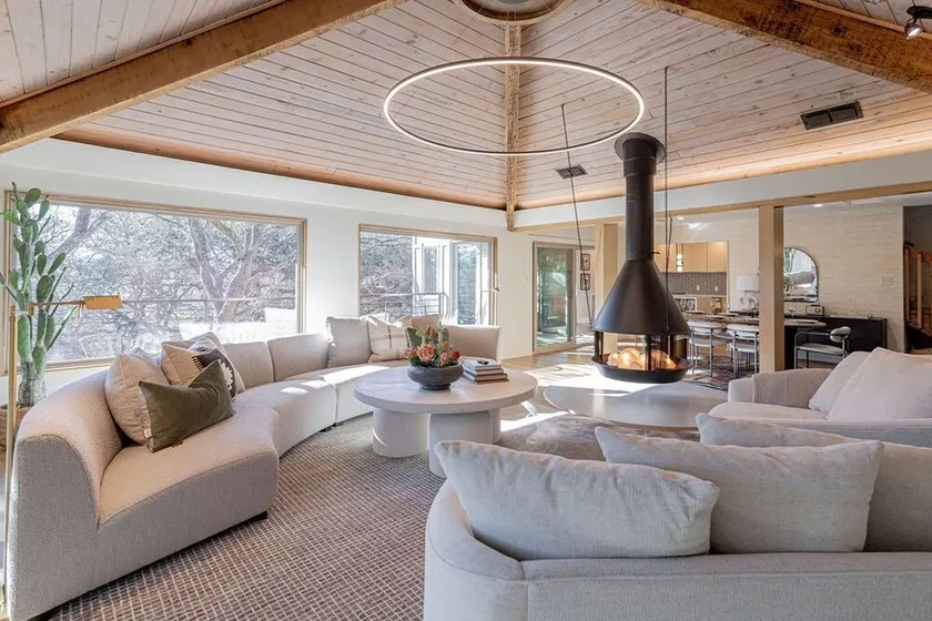 Skyhurst: Hot Tub & Fire Pit Near Lady Bird Lake - Image 1