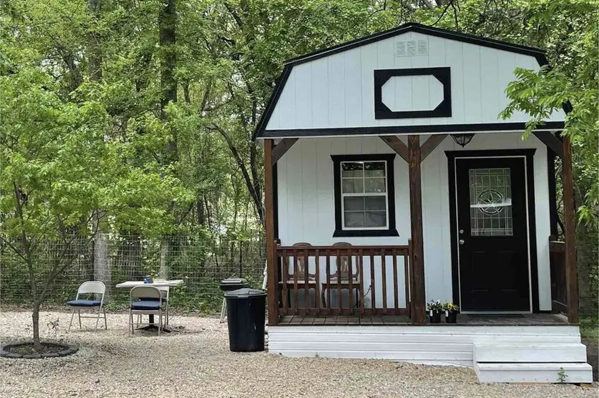 5 star Luxury tiny house, peaceful, POOL with covered deck! kayaks, 1 gig WiFi! - Image 1