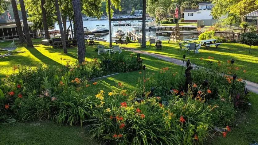 Lake Murray Paradise ~ Lake Front Upstairs Home w / Peninsula Lake Views! - Image 1