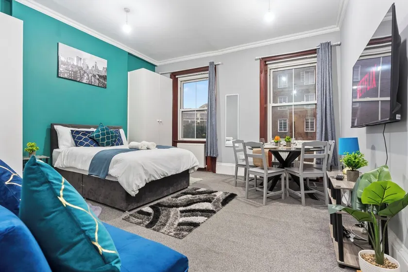 Luxury London Apartment With 3 Bedrooms - Image 1