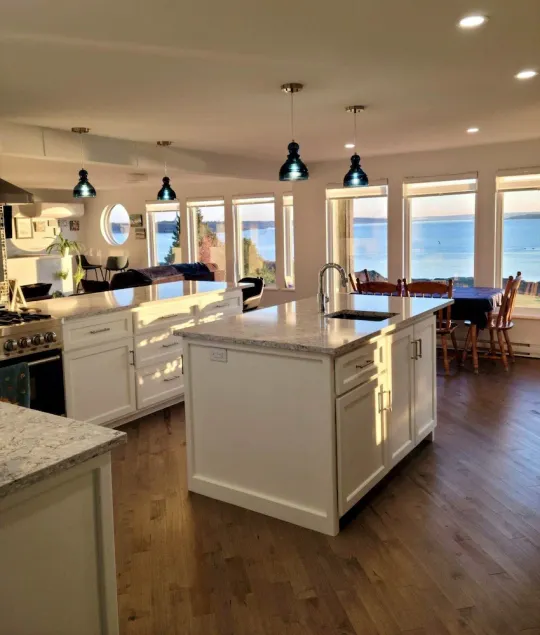 Breakwater...Oceanfront Executive Home w/hot tub overlooking Bay of Fundy - Image 1