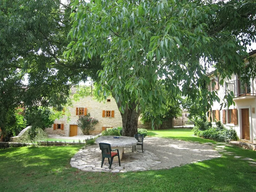Historic farmhouse amidst Istrian vineyards - Image 1