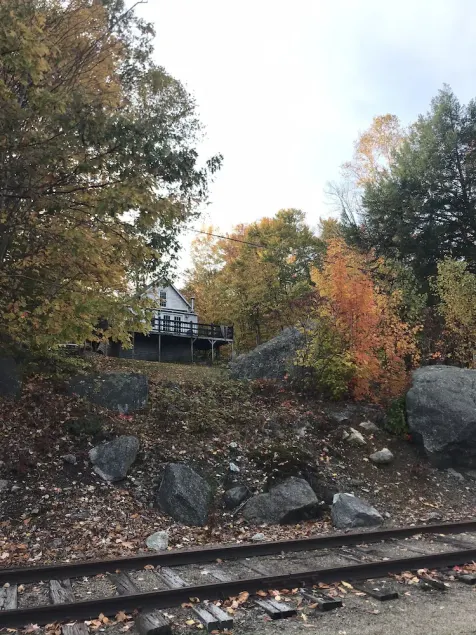 Adorable private cottage with lake views and access. - Image 1