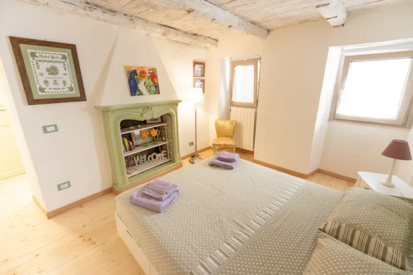 Romantic and cuddly double room with fireplace-library and giant shower. - Image 1