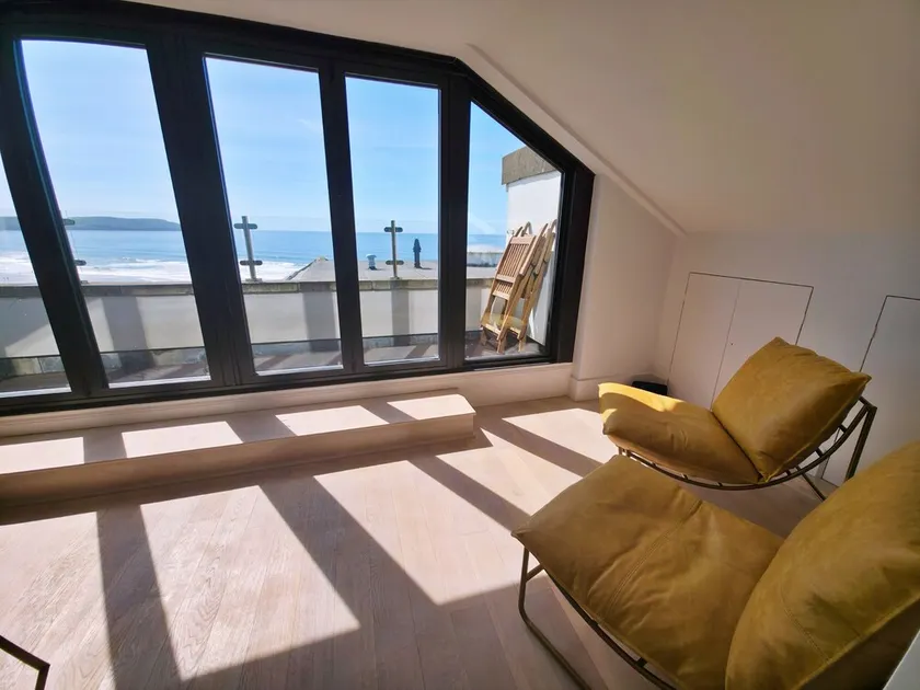 Popular apartment along Esplanade with sea views and balcony. - Image 1