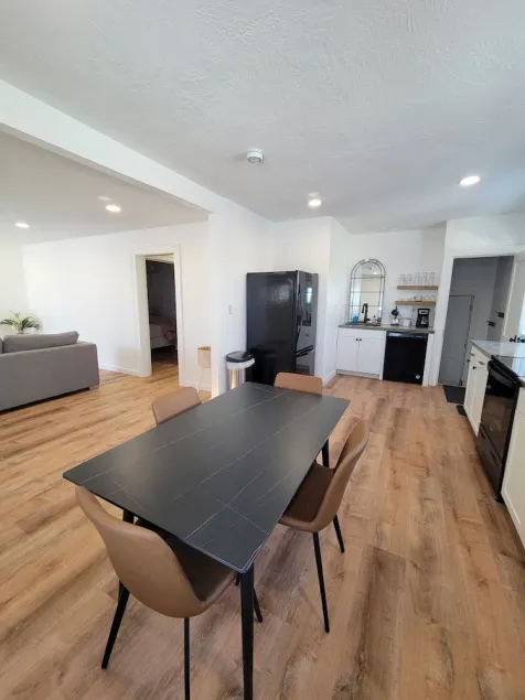 Newly updated 2 bed, 1 bath in Morningside - Sleeps 6 - Image 1