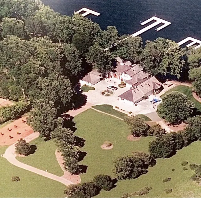 Beautiful Lake Front Home on 5 acres...multi family vacations - Image 1