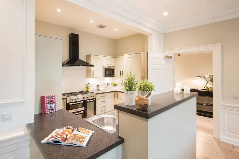 Frederick Street Apartment  -  sleeps 11 guests  in 5 bedrooms - Image 1