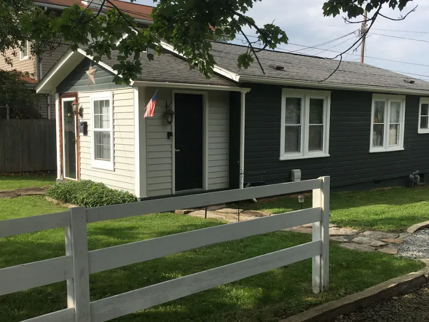 A's Pet-Friendly Cottage, 2mi From Needle Eye Park - Image 1
