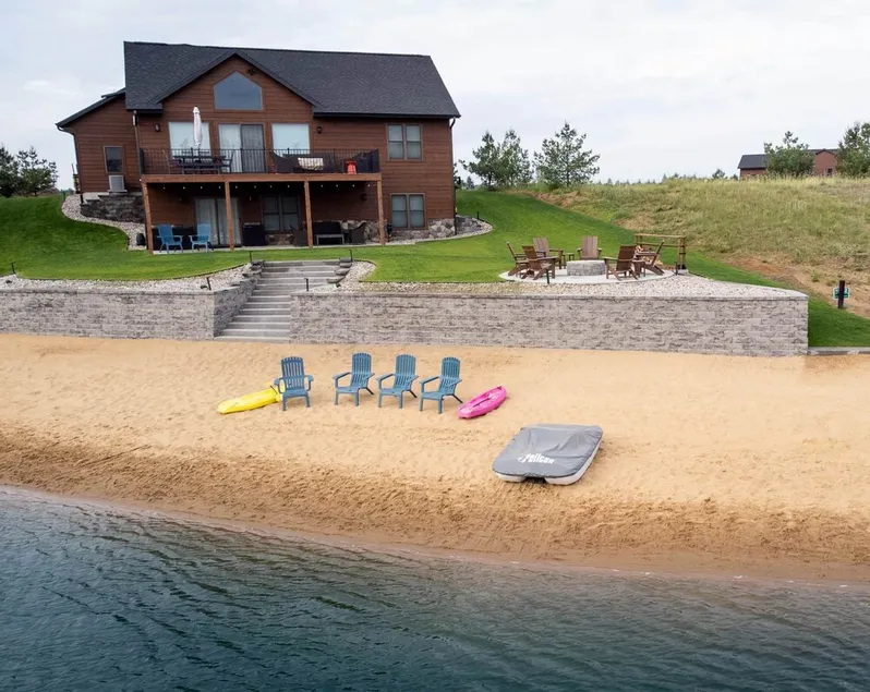 Kokomo Cabin: Cozy Fires, Family Fun & Lake Views - Image 1
