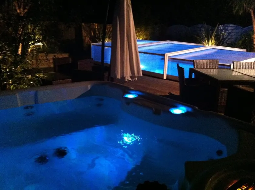 I nærheden af Soulac, privat indendørs opvarmet pool, jacuzzi, sauna, fitnessrum - Image 1